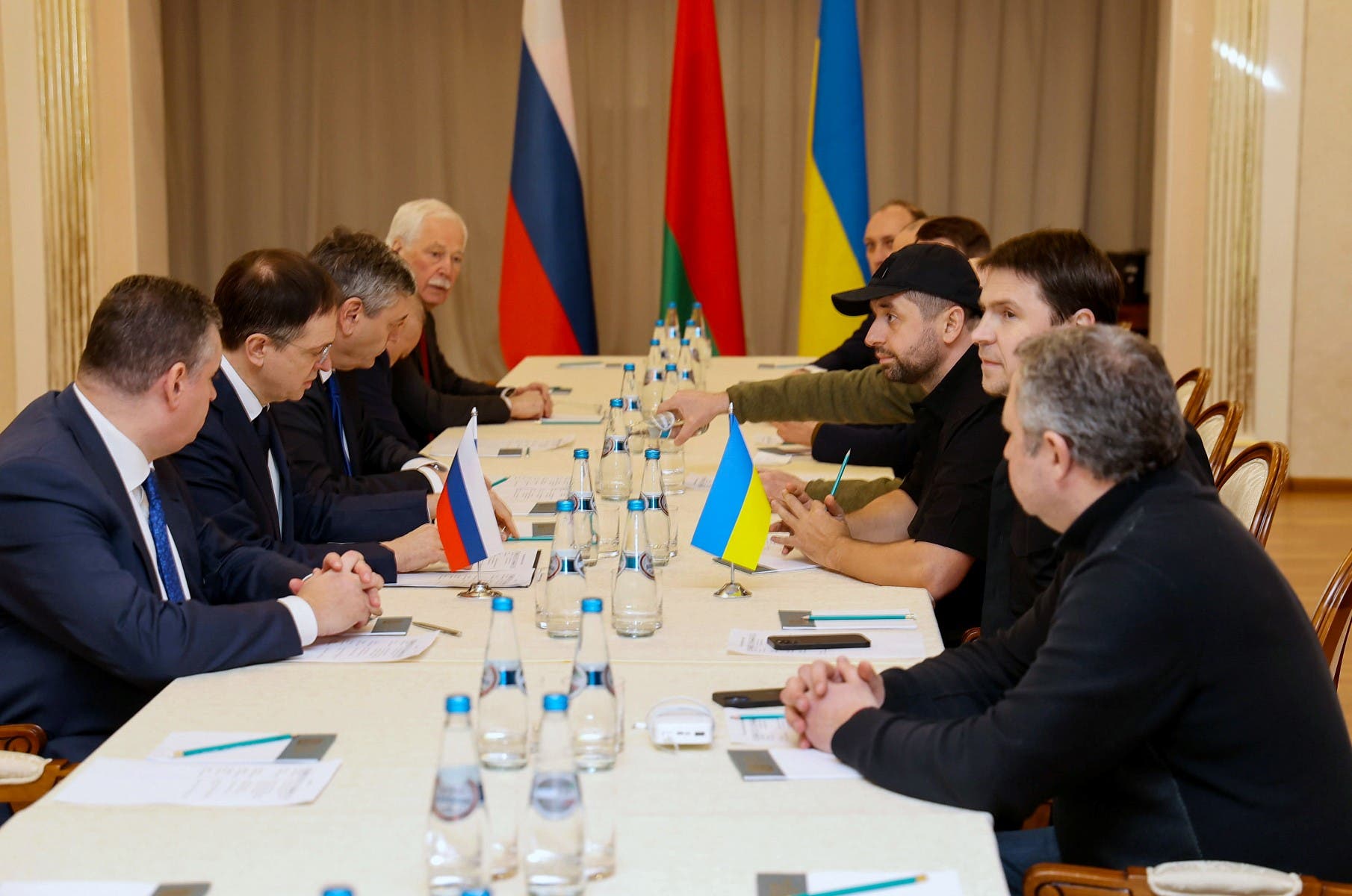 صورة من المفاوضات بين الجانبين الروسي والأوكراني(أرشيفية- فرانس برس)