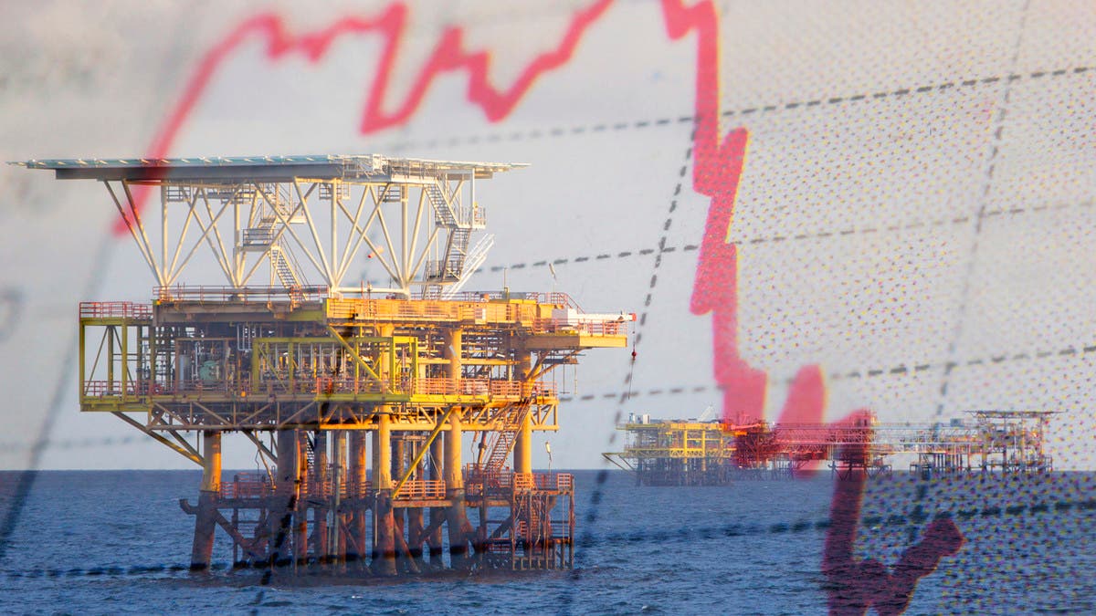 النفط يتجه صوب انخفاض أسبوعي بنحو 4% مع استمرار مخاوف الطلب