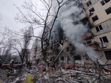 احتراق مبنى سكني في كييف نتيجة القصف الروسي - رويترز