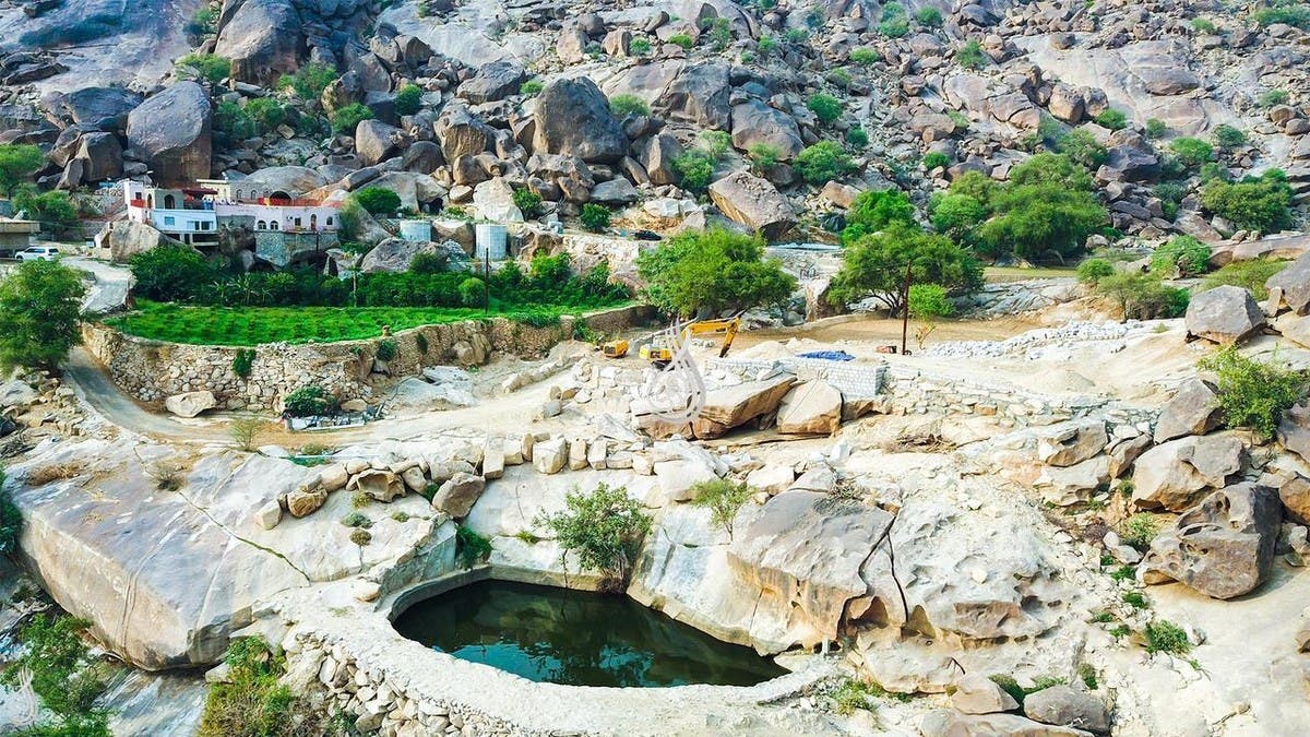 سعودي يجمع مياه الأمطار في أحواض من الصخور.. هذه قصته