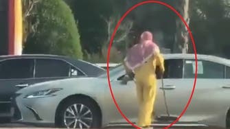 فيديو يغضب السعوديين.. عامل يتسول بطريقة لا تخطر على البال