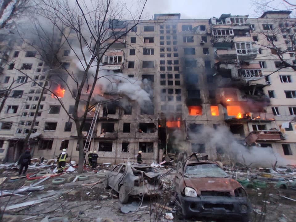 نيران مشتعلة في مبنى سكني في كييف نتيجة القصف الروسي - رويترز