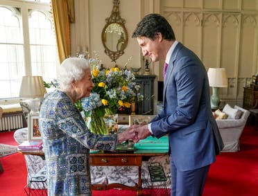 ملكة بريطانيا مع رئيس وزراء كندا جاستن ترودو - رويترز