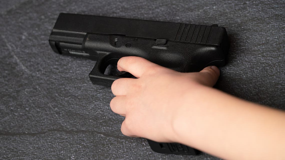 iStock-طفل يحمل مسدسا