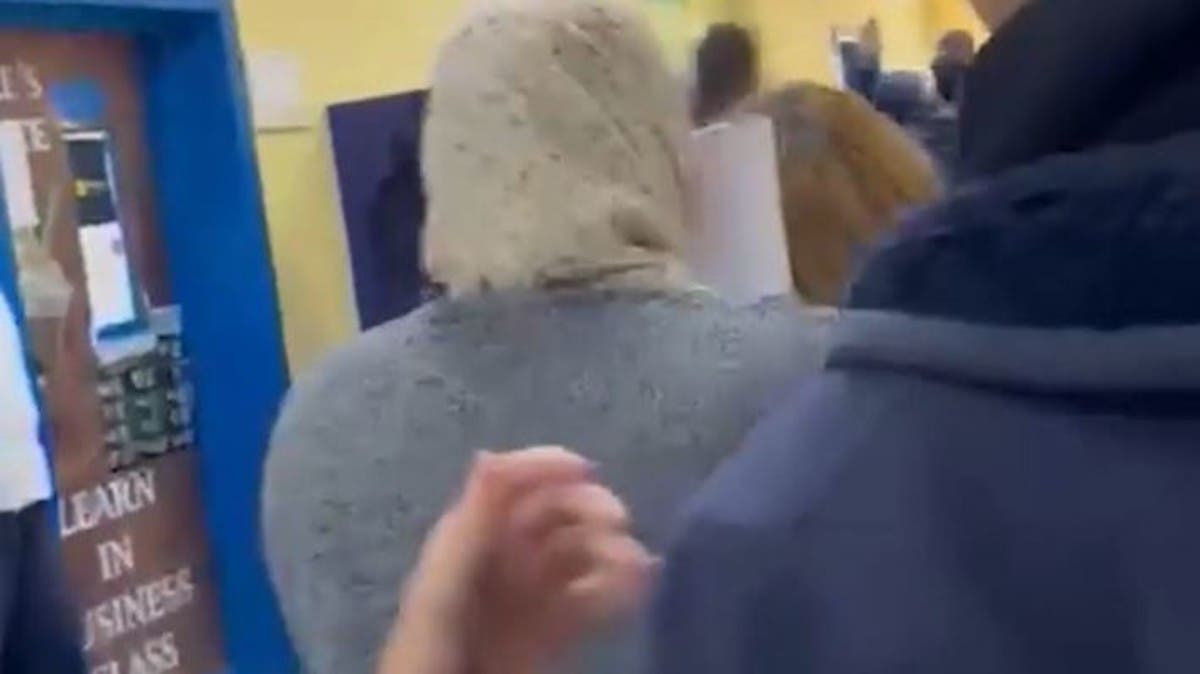 الشرطة تتدخل.. فيديو لمعركة عنيفة داخل مدرسة مصرية