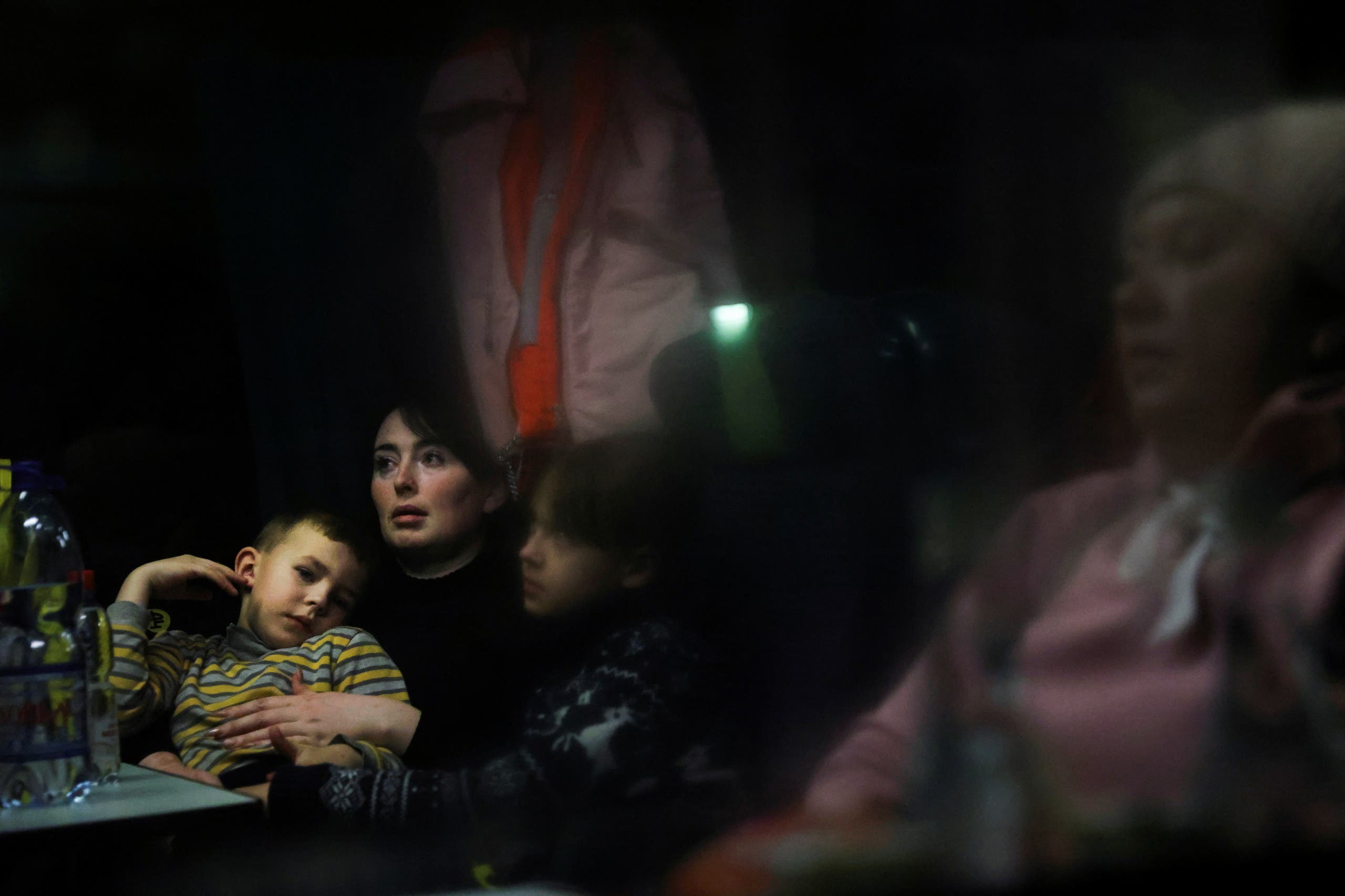 لاجئات من أوكرانيا على متن قطار متجه إلى بودابست في المجر