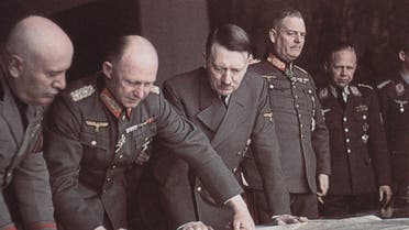 صورة تجمع بين أدولف هتلر وموسوليني وعدد من جنرالات الجيش الألماني