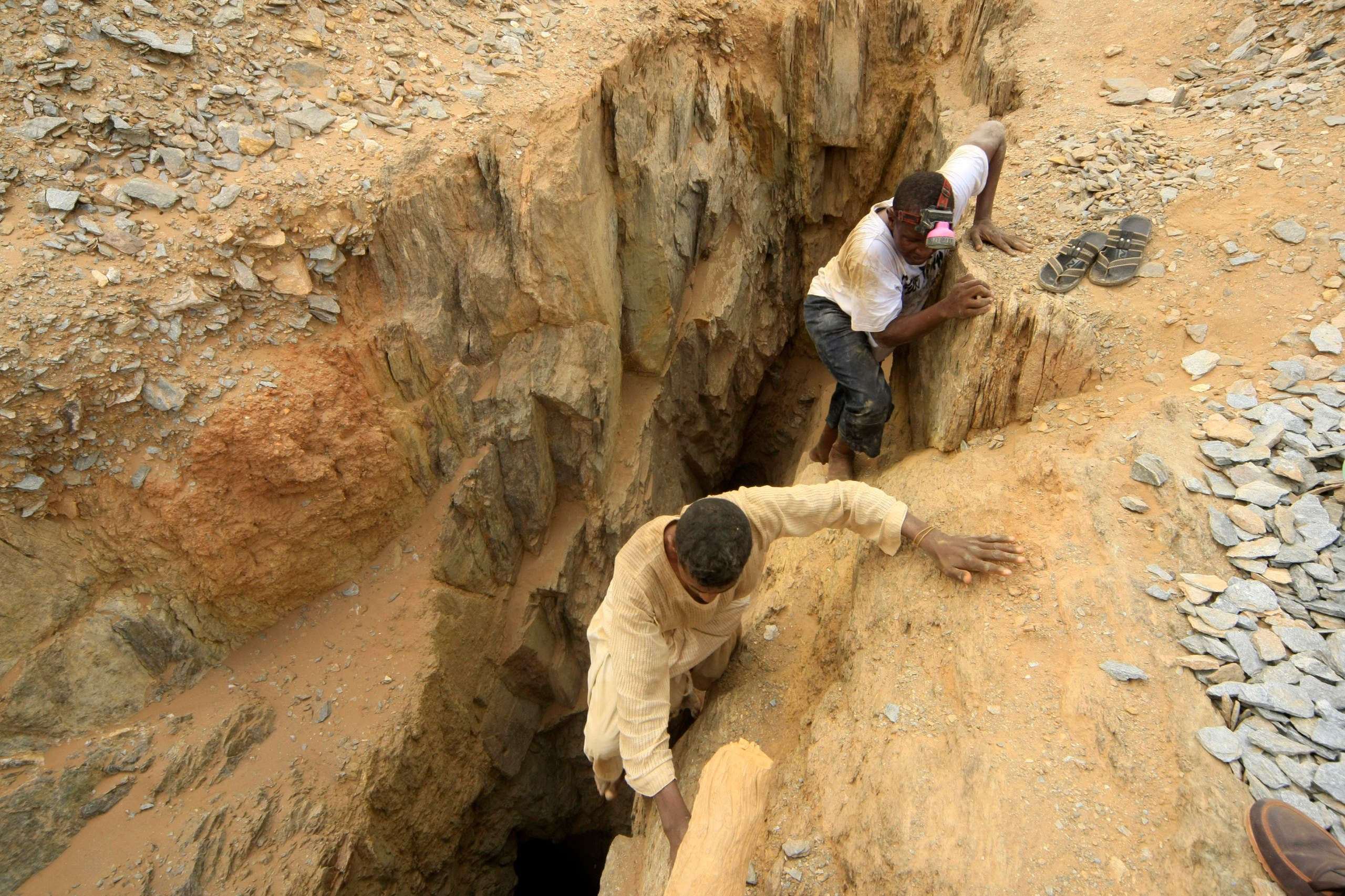 عمال يخرجون من أحد مناجم الذهب في السودان (أرشيفية)