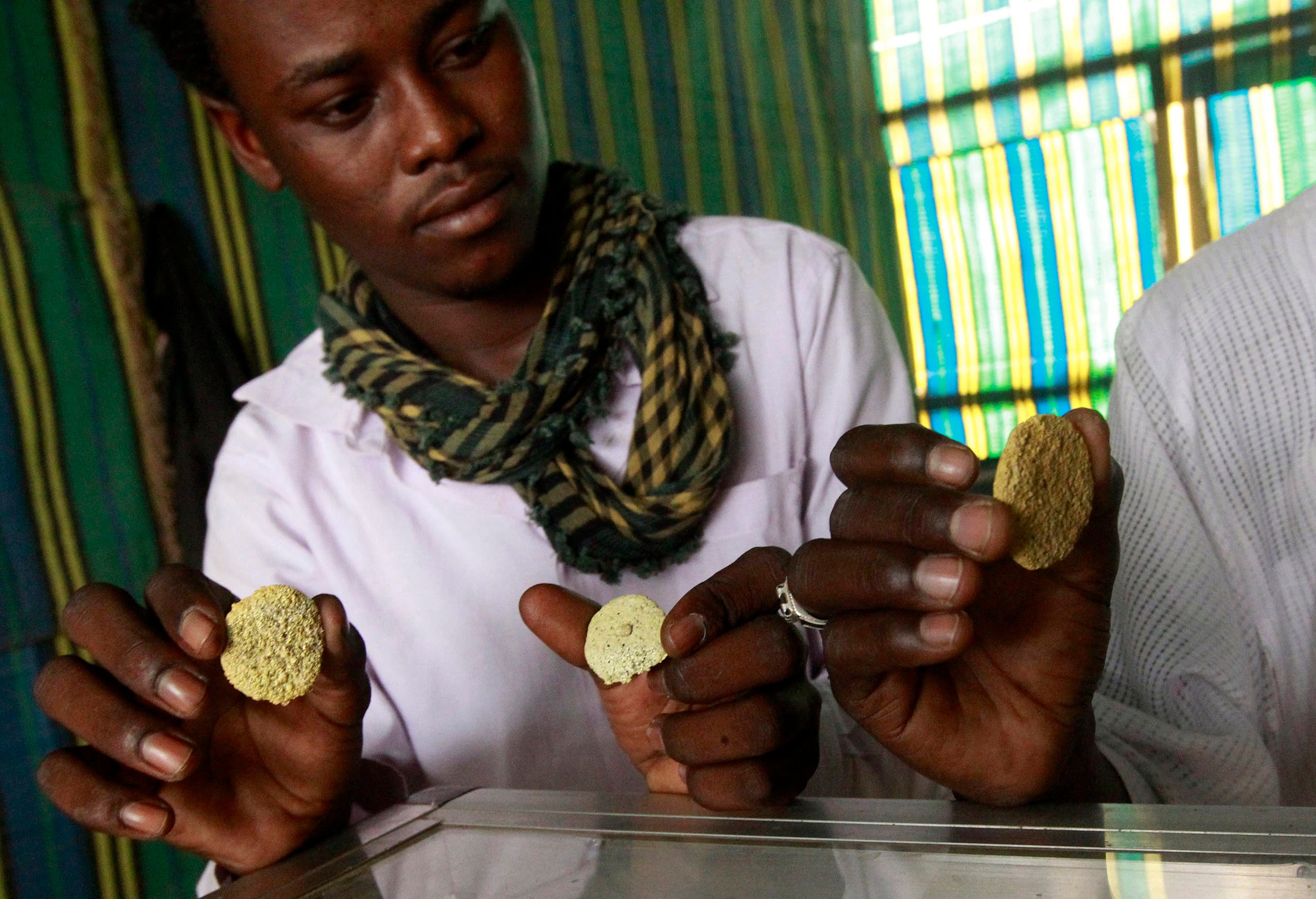 عمال منجم في السودان يظهرون الذهب الذي استخرجوه (أرشيفية)