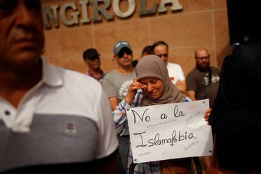 سيدة ترفع لافتة مناهضة للإسلاموفوبيا بعد وقوع هجوم في برشلونة في أغسطس 2017