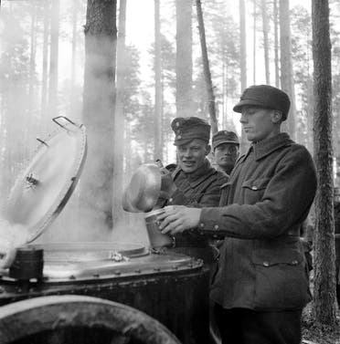 صورة لجنود فنلنديين اثناء تناولهم للطعام خلال حرب الشتاء