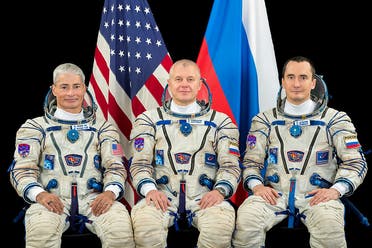 رائد الفضاء مارك فاندي مع زميليه الروسيين
