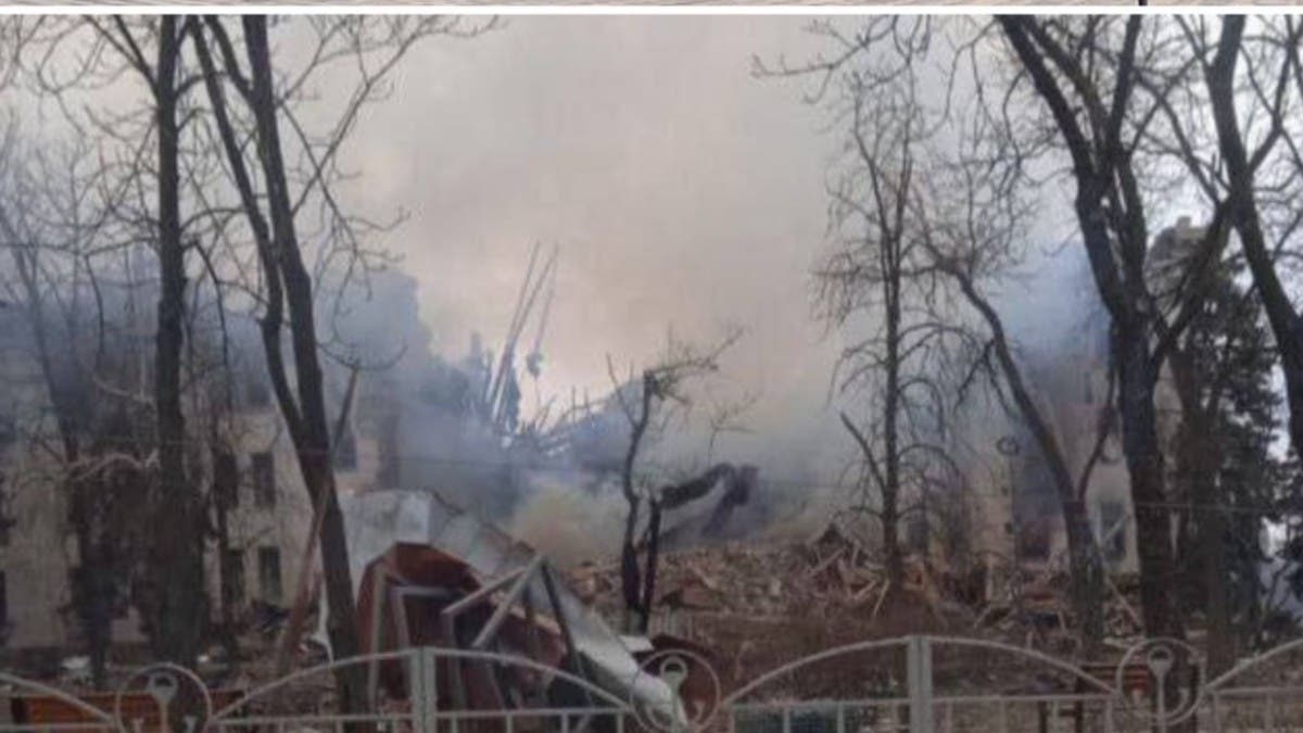كييف تتهم القوات الروسية بقصف مسرح في ماريوبول يؤوي مئات المدنيين