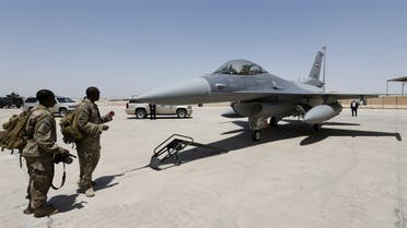 US Army soldiers look at an F-16 fighter jet during an official ceremony to receive four such aircraft from the United States, at a military base in Balad, Iraq, July 20, 2015. (Reuters)