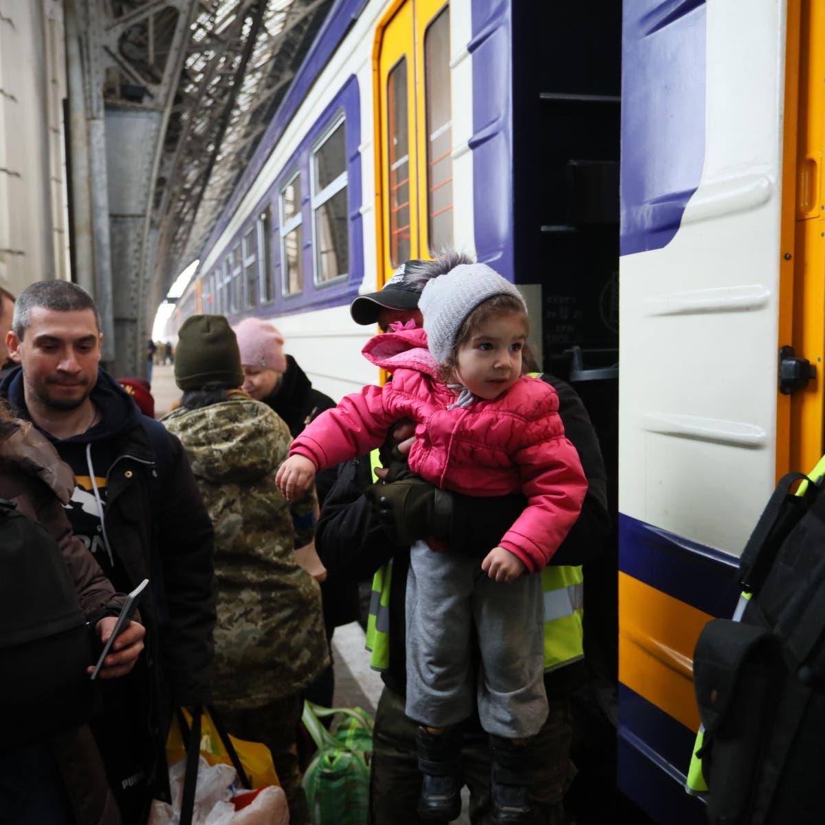 عطل تقني بالقطارات يؤخر رحلات إجلاء الأوكرانيين إلى بولندا