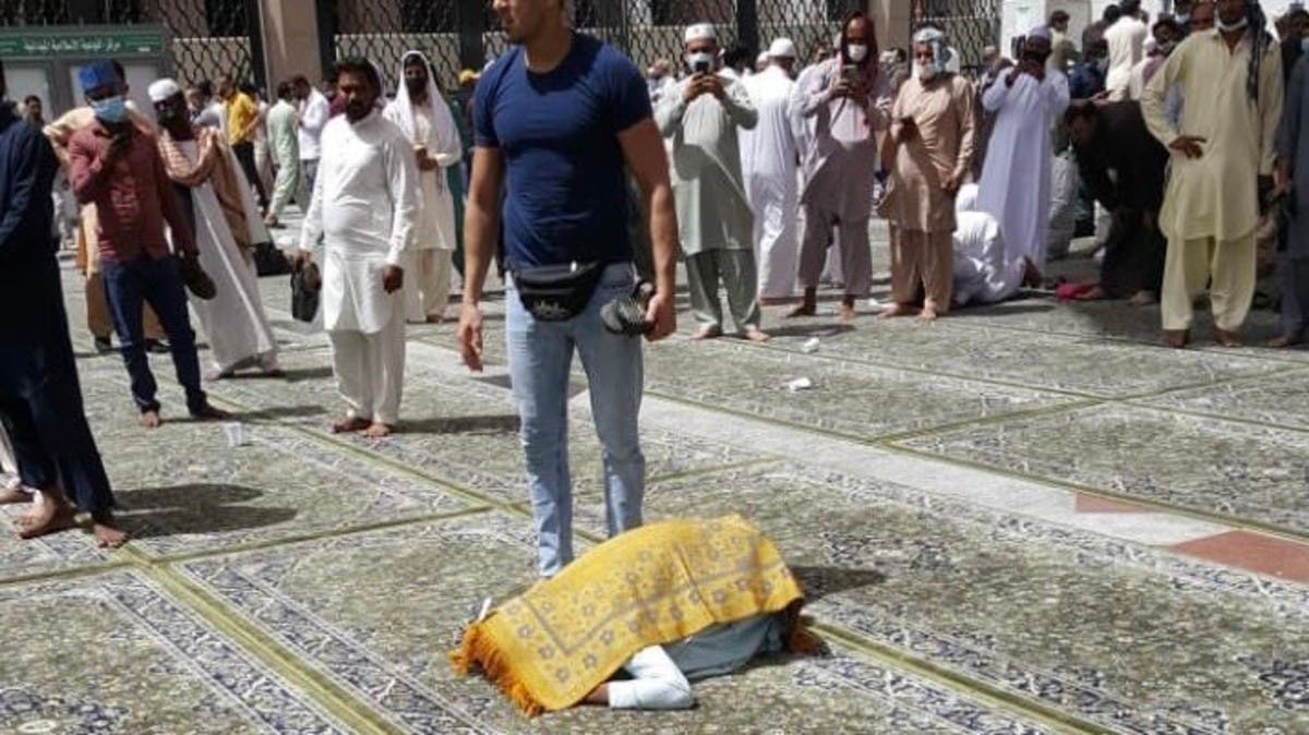 شاهد.. وفاة شخص ساجداً في الحرم النبوي