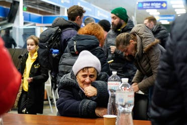أشخاص تم إجلاؤهم من ماريوبول في مركز تسجيل للنازحين بمدينة زاباروجيا شمال غربي أوكرانيا (أرشيفية من فرانس برس) 