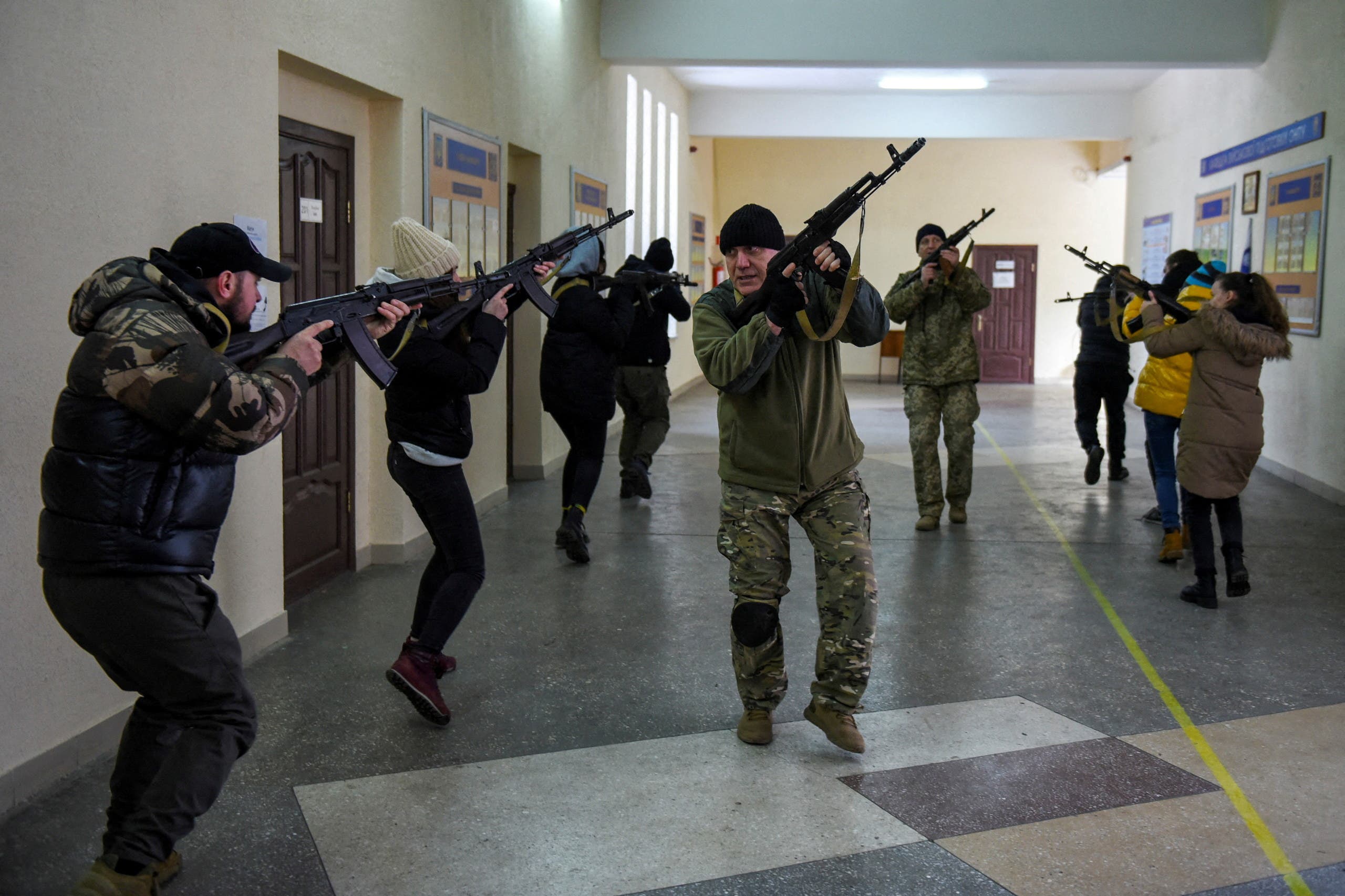 قوات أوكرانية تتدرب على السلاح في أوديسا - رويترز