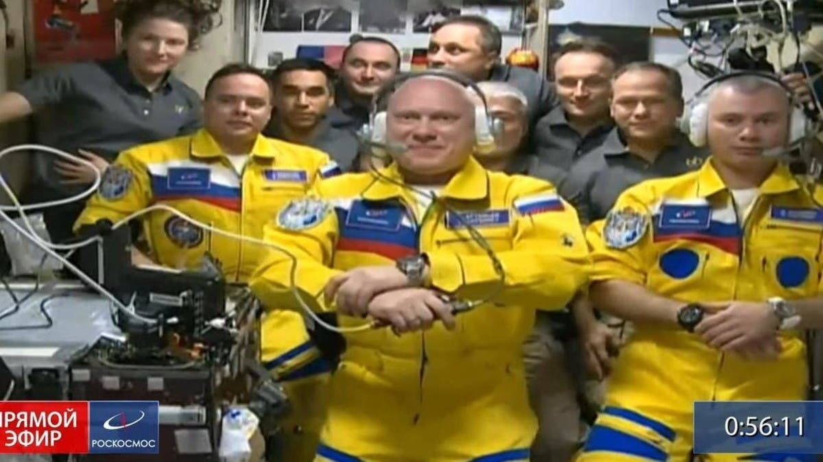 شاهد 3 رواد يصلون بألوان علم أوكرانيا لمحطة الفضاء الدولية