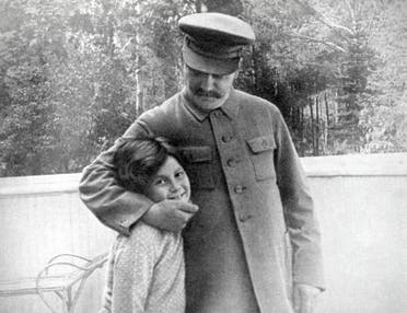 ستالين وهو يحتضن ابنته