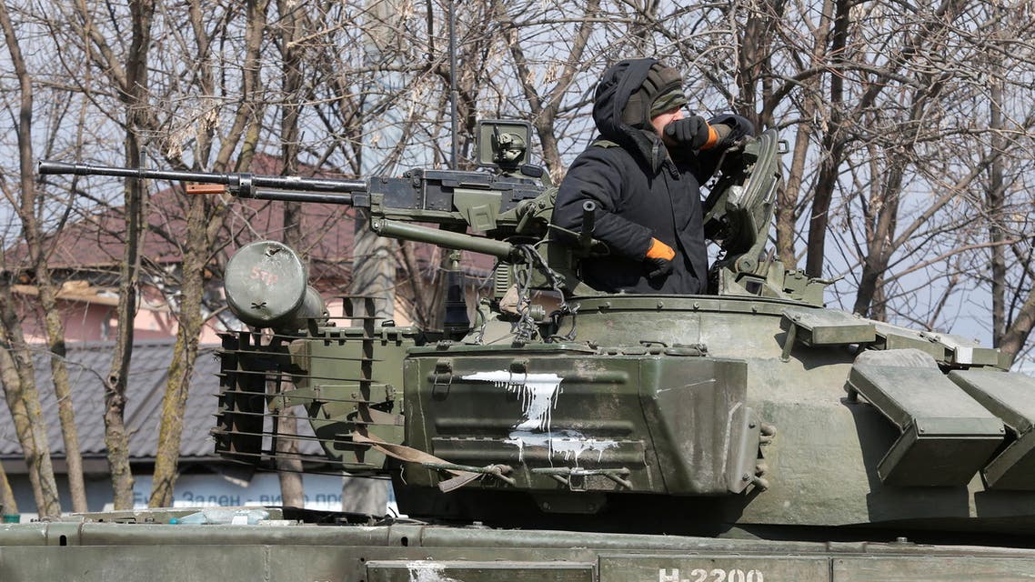 جندي موال للقوات الروسية في مدينة ماريوبول الأوكرانية - 18 مارس 2022 - رويترز