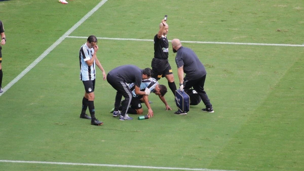 إصابة لاعب برازيلي بهاتف محمول في مباراة قمة بورتو أليغري