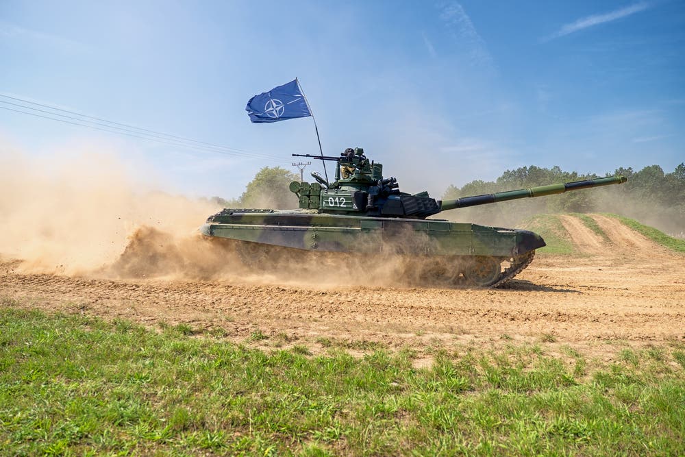دبابة حمل علم الناتو (شترستوك)