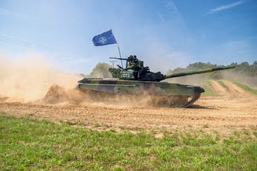 دبابة تحمل علم الناتو (شترستوك)