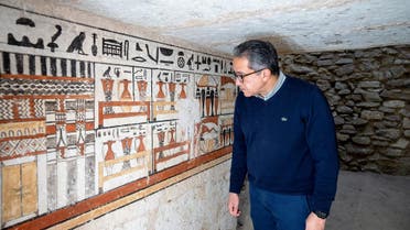 وزير السياحة المصري داخل إحدى المقابر