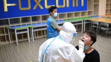 اختبارات كورونا داخل مصنع فوكسكون بالصين (رويترز)