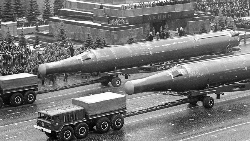 جانب من الصواريخ الباليستية السوفيتية أثناء استعراض عسكري