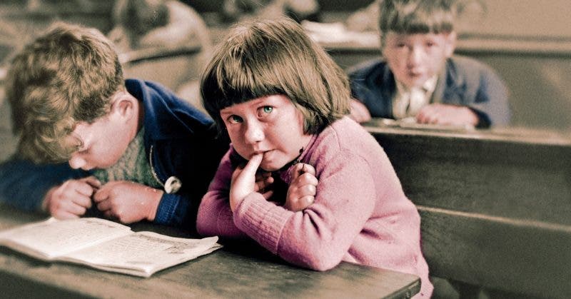 صورة لأطفال أميركيين بالمدرسة أثناء الخمسينيات