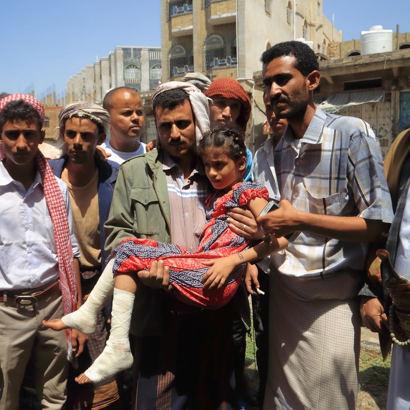 وثق 220 قصة إنسانية.. يمني يروي بالصور معاناة سكان تعز