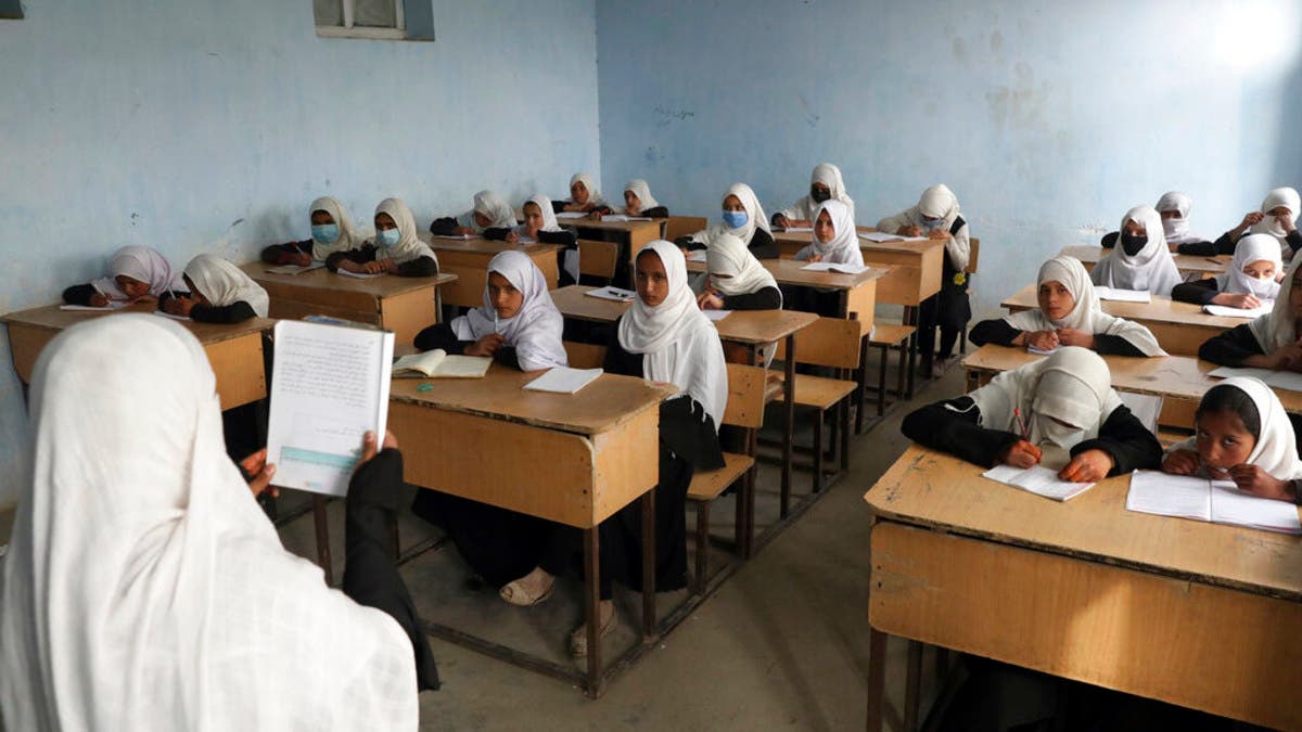 طالبان تغلق فجأة مدارس البنات.. والفتيات يغادرن باكيات