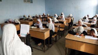 طالبان تغلق فجأة مدارس البنات.. والفتيات يغادرن باكيات