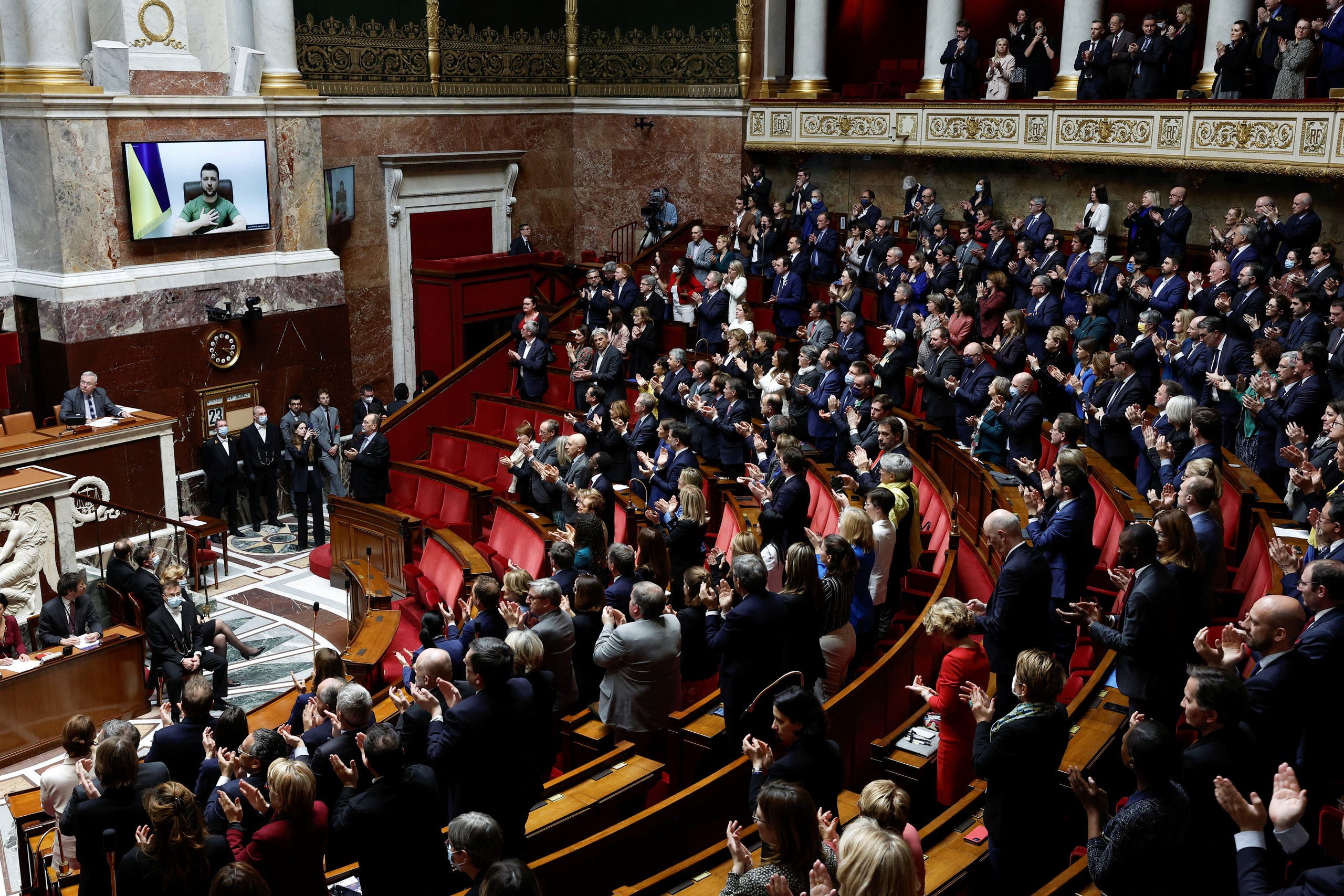 زيلينسكي أمام البرلمان الفرنسي (رويترز)