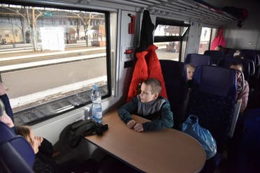 طفل أوكراني يستقل القطار من لفيف إلى بولندا