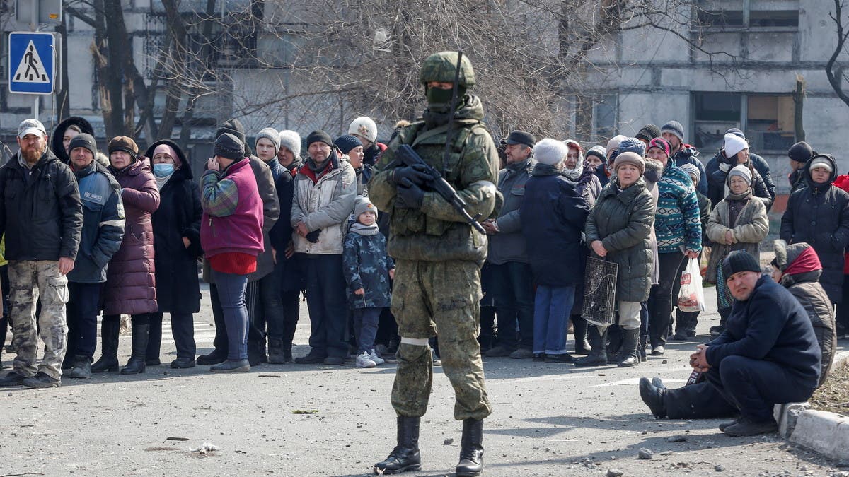 متظاهرة بالود.. بلدة أوكرانية تستبقل قوات روسية بالكعك المسموم
