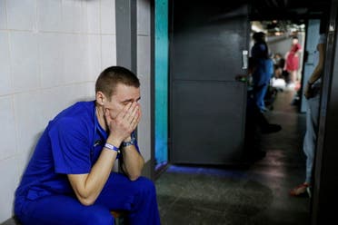 A doctor takes shelter in the basement of a perinatal centre as air raid siren sounds are heard in Kyiv, Ukraine, March 2, 2022. (File Photo: Reuters)