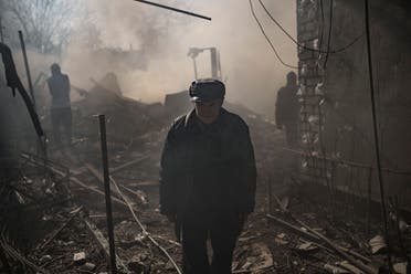 رجل يخرج من ركام منزل مدمر في خاركيف