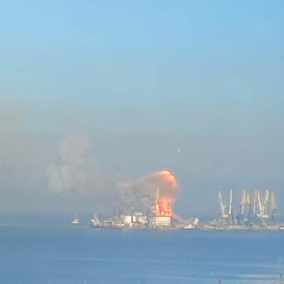 أوكرانيا تعلن تدمير سفينة روسية لنقل الجنود في بحر آزوف