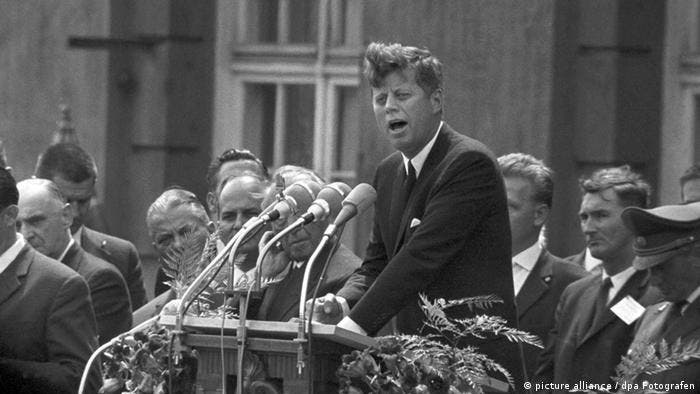 كينيدي أثناء إلقائه خطابه ببرلين