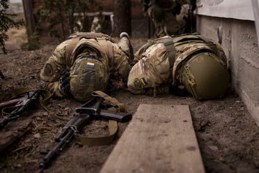 جنديان أوكرانيان يحتميان أرضاً خلال قصف روسي في اربين في محيط كييف
