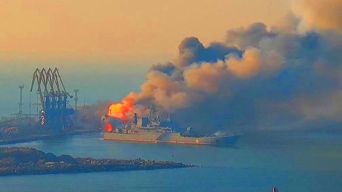 شاهد هجوماً بالصواريخ يدمّر سفينة إنزال روسية بمرفأ أوكراني 