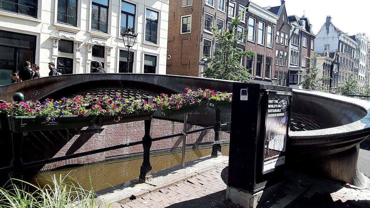جسر مدينة أمستردام.. أوّل جسرٍ معدني مطبوع!