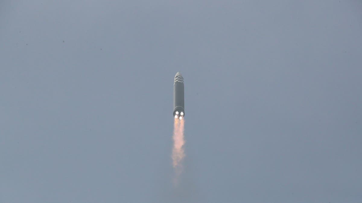 كوريا الشمالية تطلق 3 صواريخ باليستية بعد ساعات من مغادرة بايدن آسيا