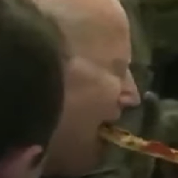 انظر إلى بايدن يأكل البيتزا مع الجنود الأميركين في بولندا  