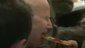 انظر إلى بايدن يأكل البيتزا مع الجنود الأميركين في بولندا  