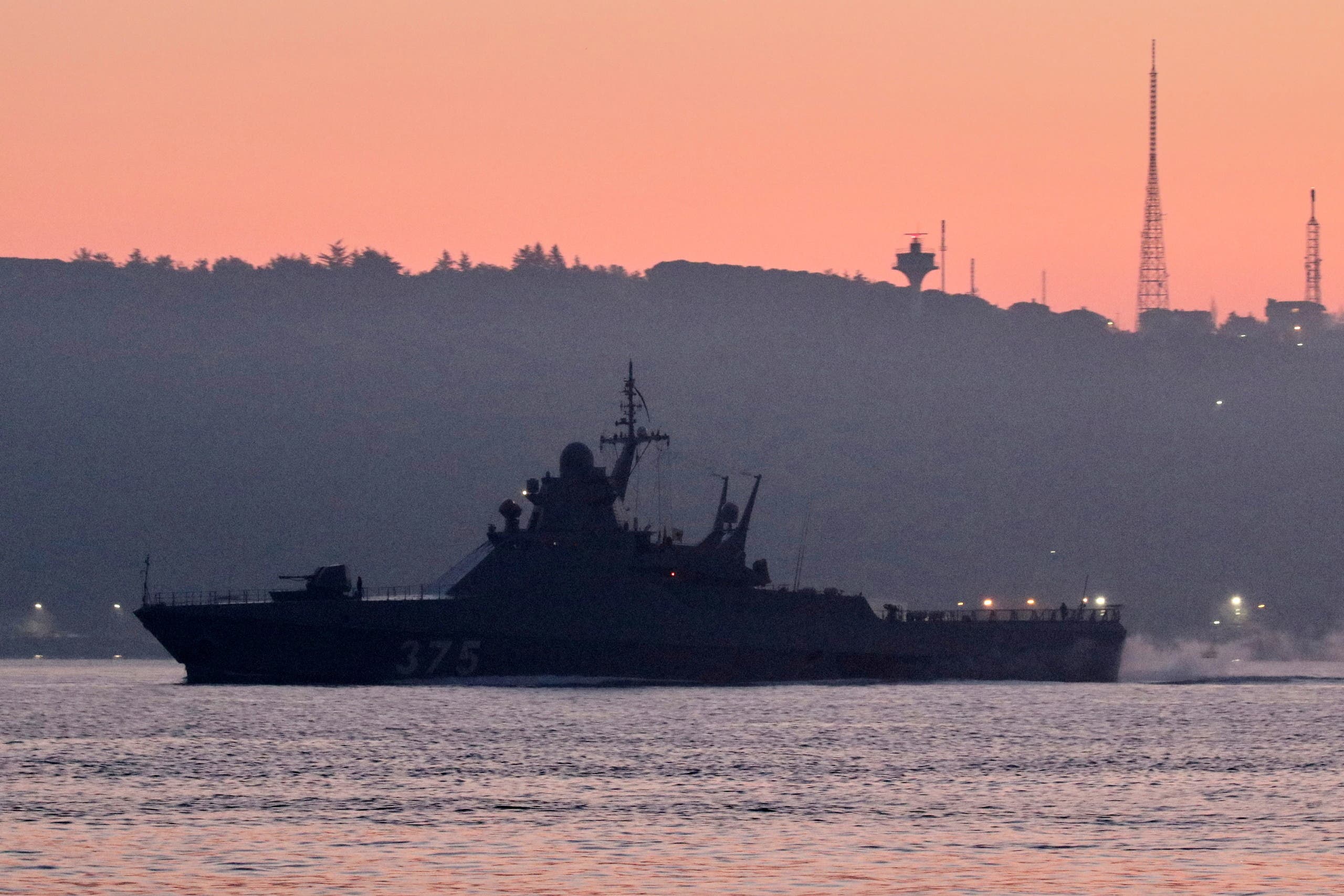 سفينة عسكرية روسية تعبر البوسفور في فبراير الماضي