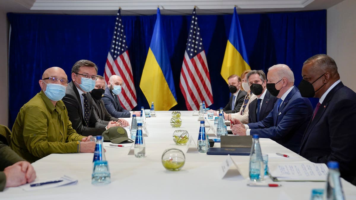 بايدن يلتقي وزيري الخارجية والدفاع الأوكرانيين في وارسو